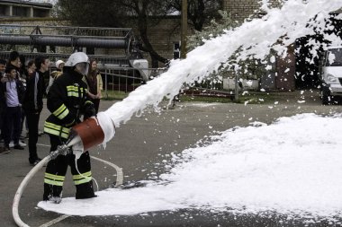 04 24 2019. Divnoye, Stavropol Bölgesi, Rusya. Tarım okulundaki itfaiye teşkilatının kurtarma ekipleri ve itfaiyecilerinin gösterileri. Köpük jeneratöründen köpük desteği, yangın çıkışı.