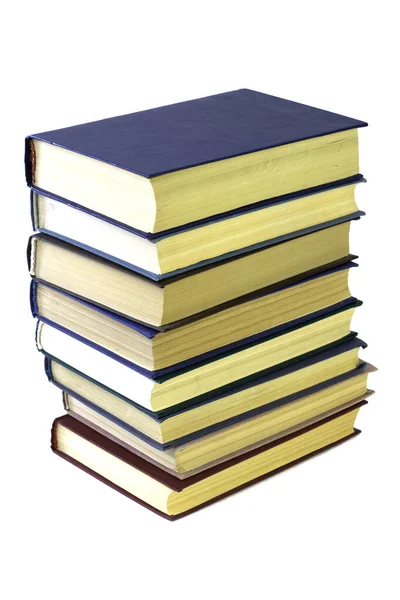 Beyaz arkaplanda izole edilmiş sekiz kitap yığını