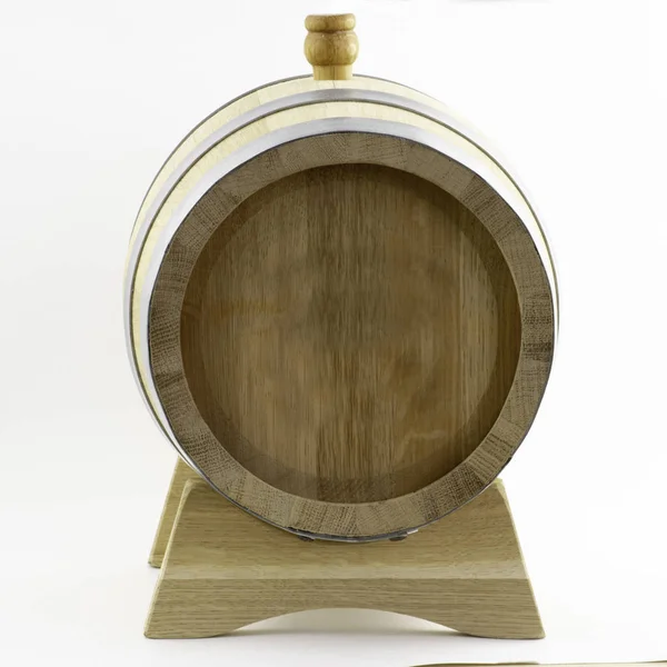 白い背景に木製のオーク樽 — ストック写真