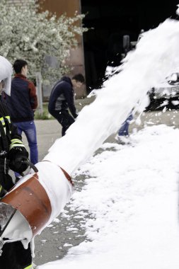 04 24 2019. Divnoye, Stavropol Bölgesi, Rusya. Tarım okulundaki itfaiye teşkilatının kurtarma ekipleri ve itfaiyecilerinin gösterileri. Köpük jeneratöründen köpük desteği, yangın çıkışı.