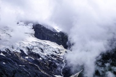Dağ manzarası - dağlar orman, kayalar buzullar kar bulutları, Dombay, Karachay-Cherkessia, Rusya