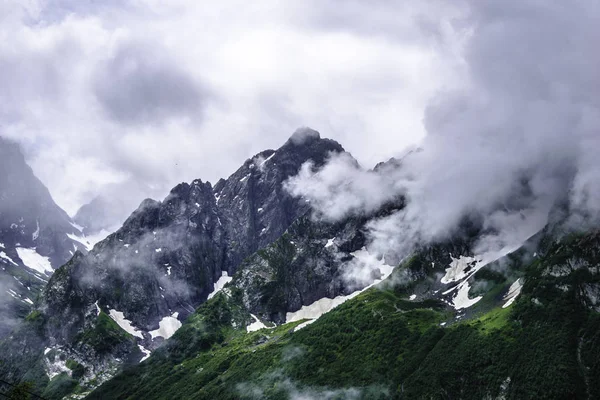 Paisagem de montanha floresta de montanhas, gelo geleiras nuvens de neve, Dombay, Karachay-Cherkessia, Rússia — Fotografia de Stock