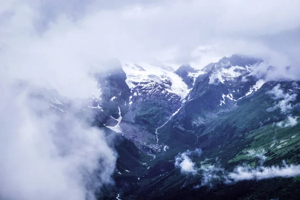 Paisagem de montanha floresta de montanhas, gelo geleiras nuvens de neve, Dombay, Karachay-Cherkessia, Rússia — Fotografia de Stock