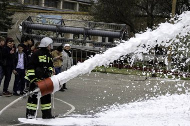 04 24 2019. Divnoye, Stavropol Bölgesi, Rusya. Tarım okulundaki itfaiye teşkilatının kurtarma ekipleri ve itfaiyecilerinin gösterileri. Köpük jeneratöründen köpük desteği, yangın çıkışı.
