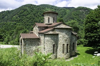 10. yüzyıl eski Hristiyan kilisesi, Nizhnehizy tapınakları, Kuzey Zelenchuk tapınağı, dağların ve bitkilerin arasındaki taş tapınak.