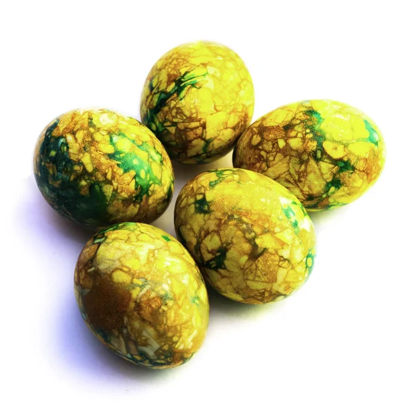 Kézzel készített sárga zöld húsvét tojás festett márvány fehér háttér — Stock Fotó