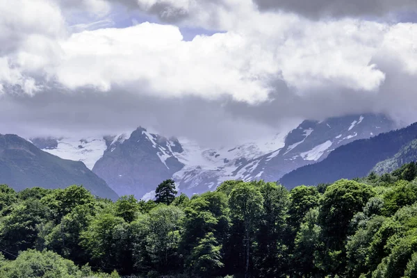 Paisagem de montanha floresta de montanhas, gelo geleiras nuvens de neve, Dombay, Karachay-Cherkessia, Rússia — Fotografia de Stock