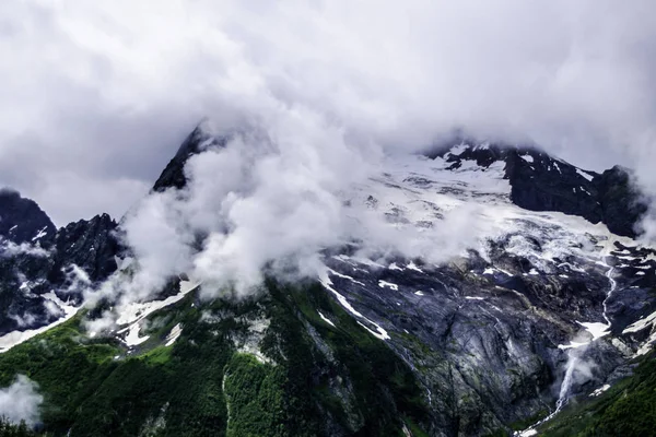 Krajobraz górski - góry las, skały lodowce chmury śniegu, Dombay, Karaczay-Czerkiesia, Rosja — Zdjęcie stockowe
