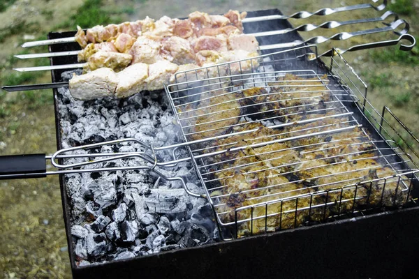 Carne grelhada em uma grelha de carvão vegetal. Embers cinza de fumaça — Fotografia de Stock