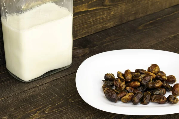 Hushaf - Dattelmilch, ein traditionelles Gericht zum Ramadan, Kochen, Zutaten, Datteln in einem Teller und Milch in Flaschen stehen auf dem Tisch — Stockfoto