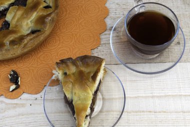 Bir turta, bir dilim elmalı turta. İçi kiraz ve ceviz dolu. Bir fincan çay ve bir avuç soyulmuş ceviz.