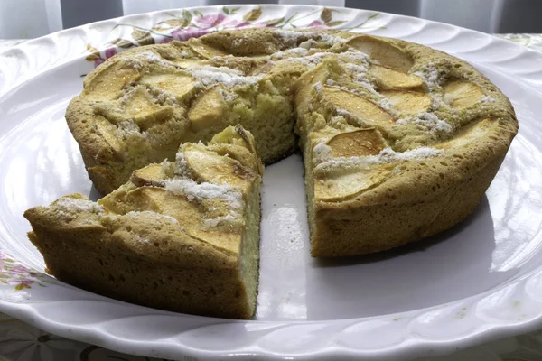 Приготовление Губка торт с яблоками, Шарлотта, бисквит с яблоками и ломтик вырезать из него — стоковое фото