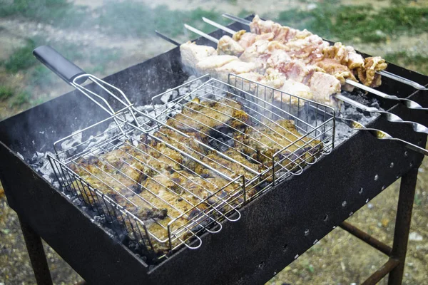 Grillfleisch auf einem Holzkohlegrill. Glut raucht Asche — Stockfoto