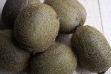 Tahta bir masada bir sürü kivi.