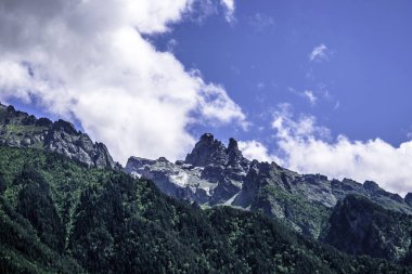 Dağ manzarası - dağlar orman, kayalar buzullar kar bulutları, Dombay, Karachay-Cherkessia, Rusya