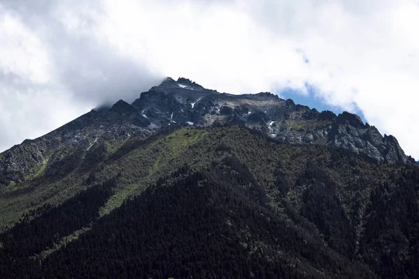 Krajobraz górski - góry las, skały lodowce chmury śniegu, Dombay, Karaczay-Czerkiesia, Rosja — Zdjęcie stockowe
