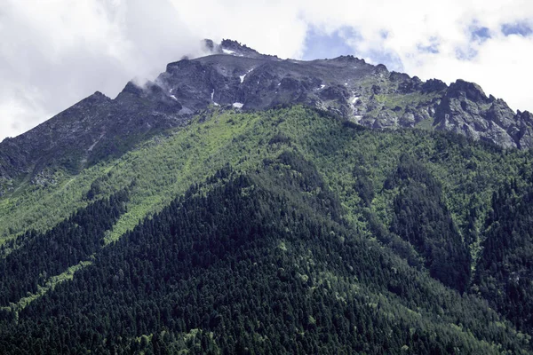 Paisagem de montanha floresta de montanhas, gelo geleiras nuvens de neve, Dombay, Karachay-Cherkessia, Rússia — Fotografia de Stock