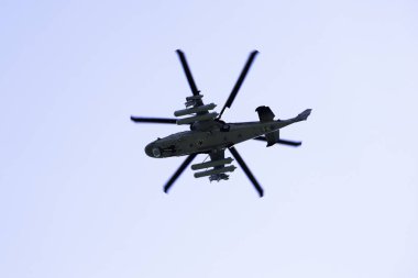 Rus askeri saldırı helikopteri K-52 Timsah mavi gökyüzüne ve bulutlara doğru uçuyor