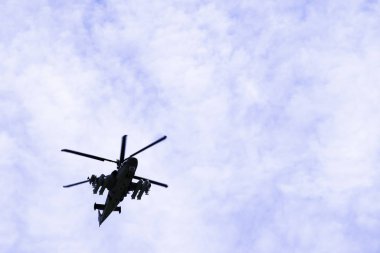 Rus askeri saldırı helikopteri K-52 Timsah mavi gökyüzüne ve bulutlara doğru uçuyor