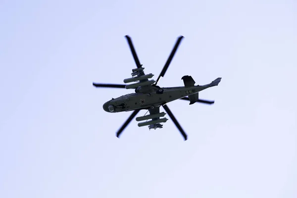 Rus askeri saldırı helikopteri K-52 Timsah mavi gökyüzüne ve bulutlara doğru uçuyor