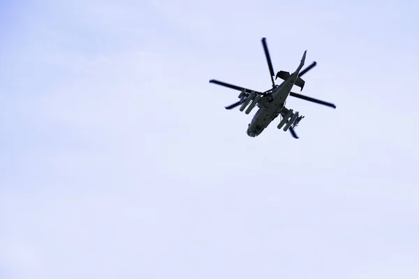 ロシア軍の戦闘攻撃ヘリコプターK-52ワニは青い空と雲に対して飛ぶ — ストック写真