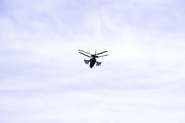 Helicóptero de ataque de combate militar russo K-52 Alligator voa contra um céu azul e nuvens — Fotografia de Stock