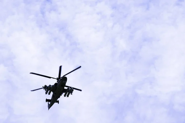 Rus askeri saldırı helikopteri K-52 Timsah mavi gökyüzüne ve bulutlara doğru uçuyor