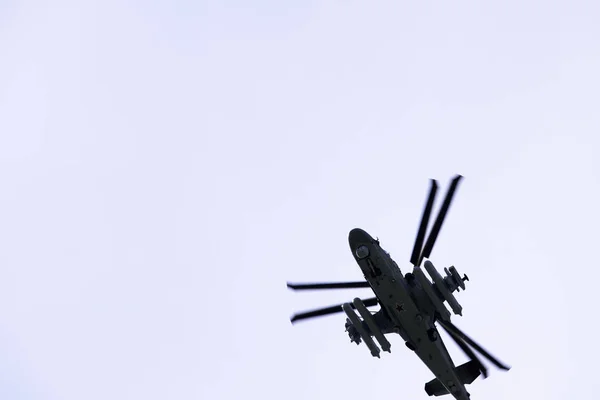 ロシア軍の戦闘攻撃ヘリコプターK-52ワニは青い空と雲に対して飛ぶ — ストック写真