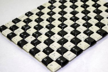 Masanın üzerine eski bilgisayar klavyelerinden anahtarlar konmuş.