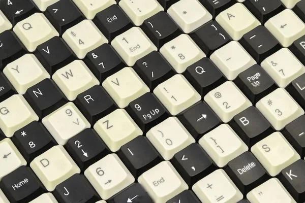 Juego de llaves de los viejos teclados de ordenador dispuestos en la mesa — Foto de Stock