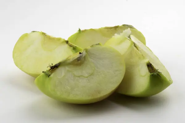 Skivat grönt äpple på en vit bakgrund — Stockfoto