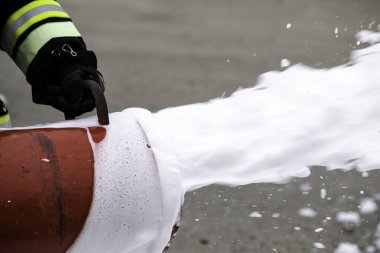 Köpük jeneratöründen köpük tedarik ediliyor. İtfaiyeciyi savaş kıyafetleri içinde tutan köpük jeneratöründen yangın söndürücü sinekler çıkıyor.