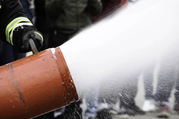 Köpük jeneratöründen köpük tedarik ediliyor. İtfaiyeciyi savaş kıyafetleri içinde tutan köpük jeneratöründen yangın söndürücü sinekler çıkıyor.