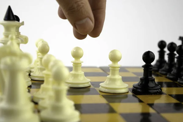 La mano del ajedrecista mueve el peón sobre un tablero durante la partida de ajedrez — Foto de Stock