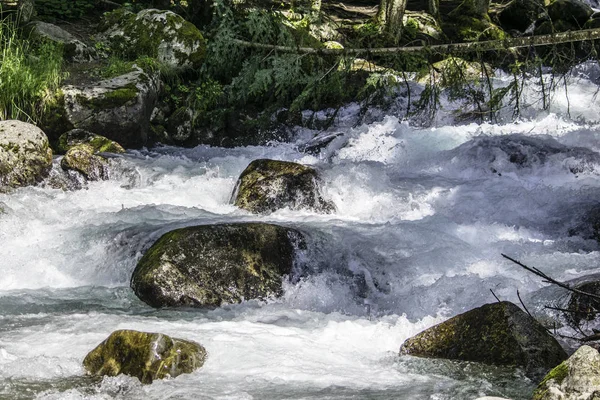 Τα νερά του θυελλώδους ορεινού ποταμού που ρέει ανάμεσα σε πέτρες και βράχους — Φωτογραφία Αρχείου