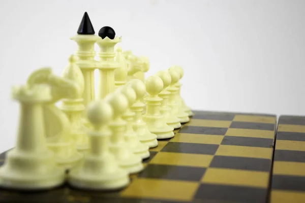 Vita schackpjäser står på ett schackbräde innan ett parti börjar, — Stockfoto