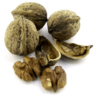 beyaz arkaplanda soyulmuş ceviz çekirdekleri