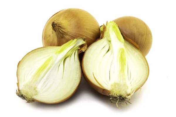 Whole and sliced onion bulbs isolated on white background — Stock Photo, Image