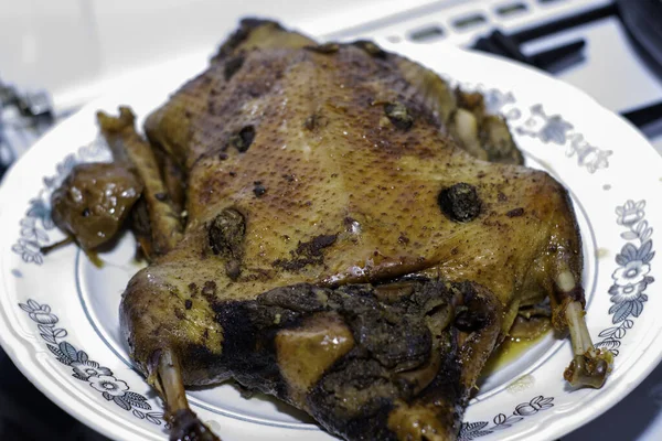 Pato rosado fresco horneado en una manga se encuentra en el plato —  Fotos de Stock