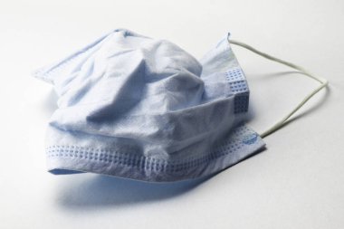 Beyaz arka planda hijyenik tıbbi maske