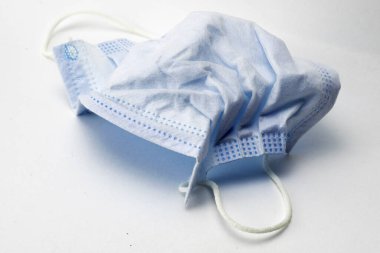Beyaz arka planda hijyenik tıbbi maske