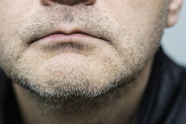 Koronovirüs konsepti ve Çin Çin parası ekonomisi tıbbi hijyen maskesinin yanında yatar.