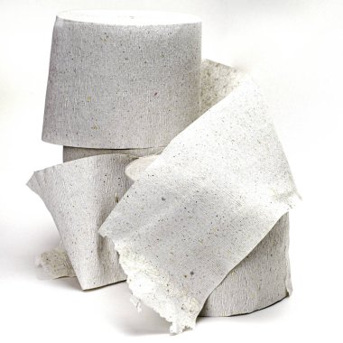 Beyaz arka planda üç rulo tuvalet kağıdı.