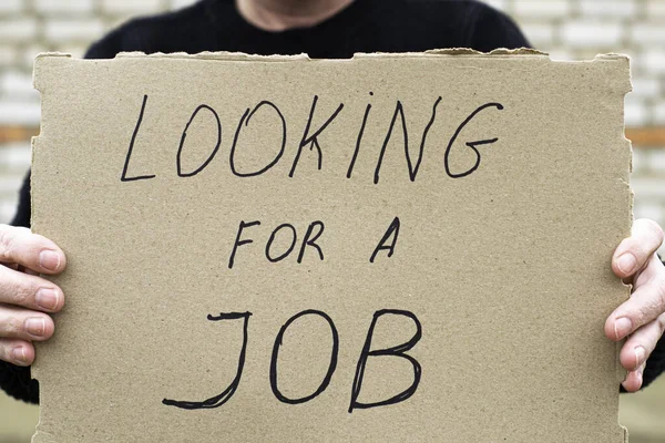Desempleado Que Sostiene Cartel Cartón Con Inscripción Busca Trabajo —  Fotos de Stock