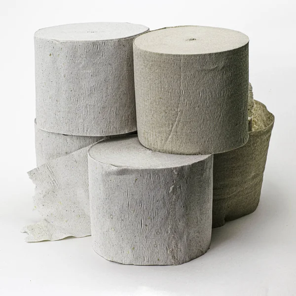 Verschillende rollen toiletpapier op de witte achtergrond — Stockfoto