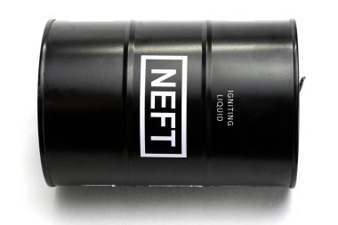 Siyah demir fıçı beyaz zemin üzerinde sıvı NEFT 'i tutuşturan yazılar var.