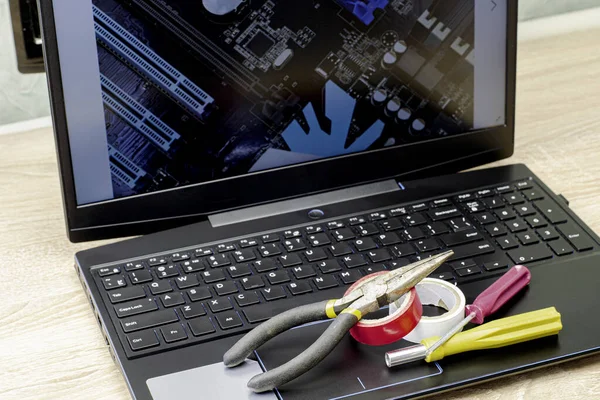Conceito Trabalho Remoto Internet Laptop Encontra Chave Fenda Fita Elétrica — Fotografia de Stock