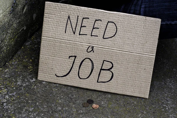 Kartonowa Tabliczka Napisem Potrzebuje Pracy Obok Bezrobotnego Siedzącego Ziemi Małe — Zdjęcie stockowe