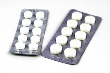 Beyaz arka planda beyaz haplı iki kabarcık.