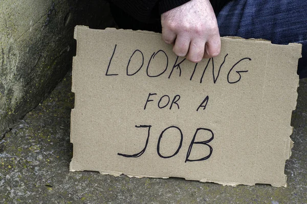 Desempregado Sentado Chão Segurando Cartaz Dizendo Procura Emprego — Fotografia de Stock
